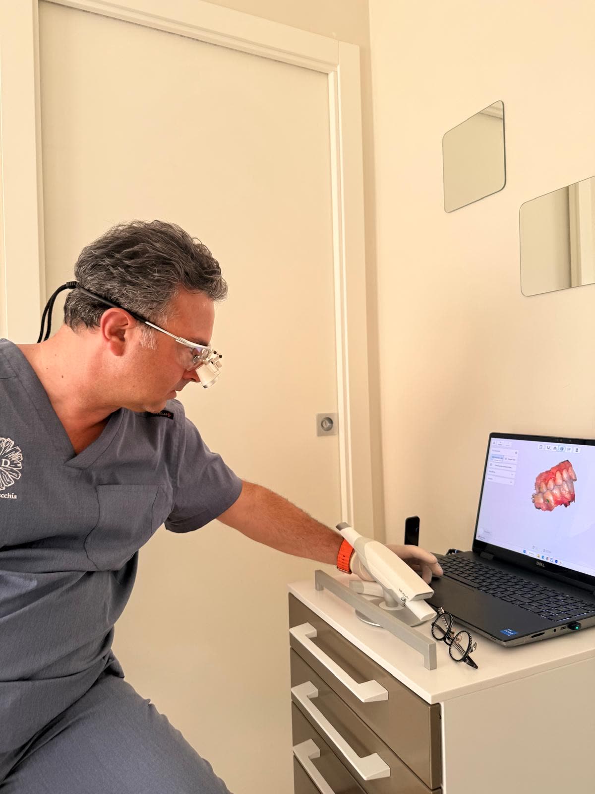 Il Dott. Recchia durante una scansione 3D